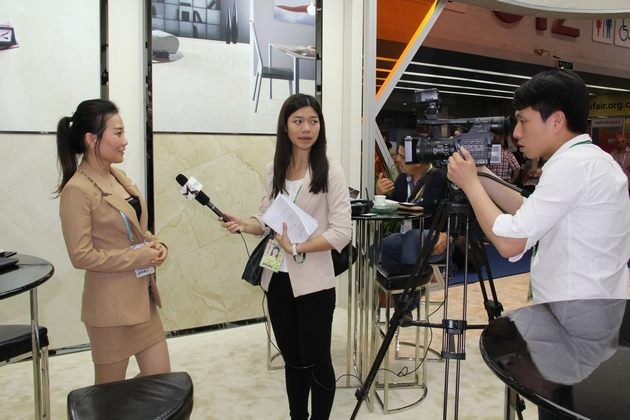 图8、南海电视台记者现场采访pp电子游戏陶瓷出口部认真人刘娟.jpg