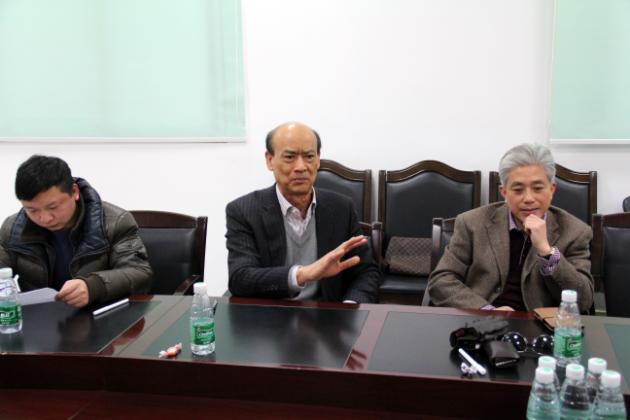 图3、企业副总欧家瑞（中）肯定pp电子游戏举行优异专卖店评选五年来所取得的效果，右一为企业市场总监王勇.jpg