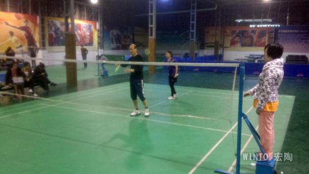 图2、前为企业副总欧家瑞，后为平面部设计师卢婉贞-瓷砖一线品牌pp电子游戏陶瓷