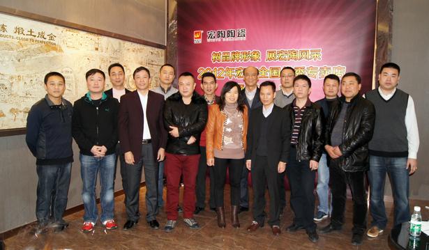 图1、企业相关向导、pp电子游戏各销售老总、获奖经销商代表颁奖仪式上合影