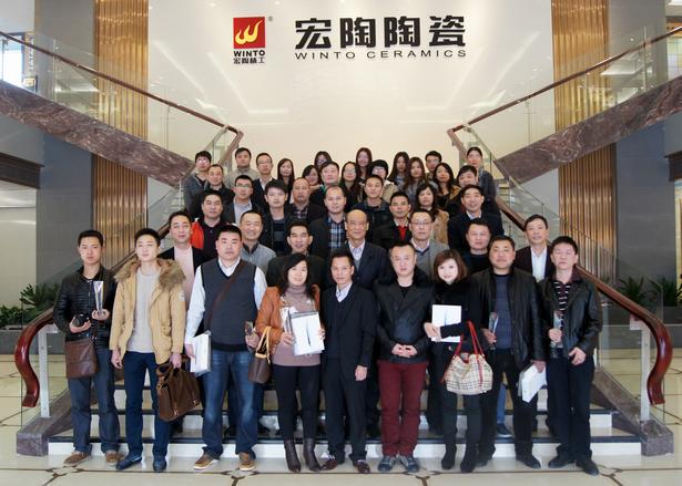 图2、企业相关向导、pp电子游戏各销售老总、获奖经销商代表、销售营业代表及设计师代表在展厅大堂大合影