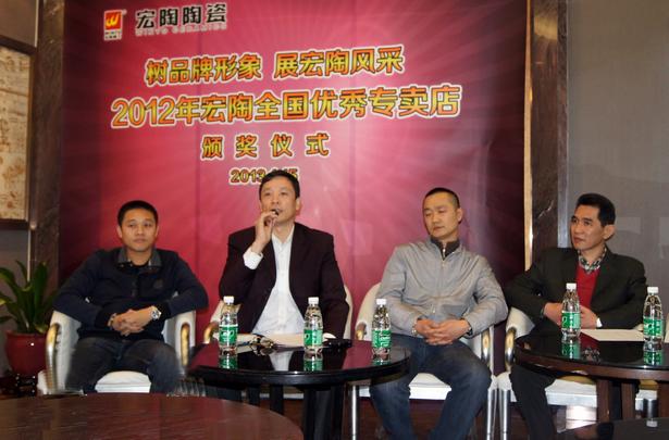 图3、主持人pp电子游戏市场总监霍达炎宣布天下优异专卖店获奖名单