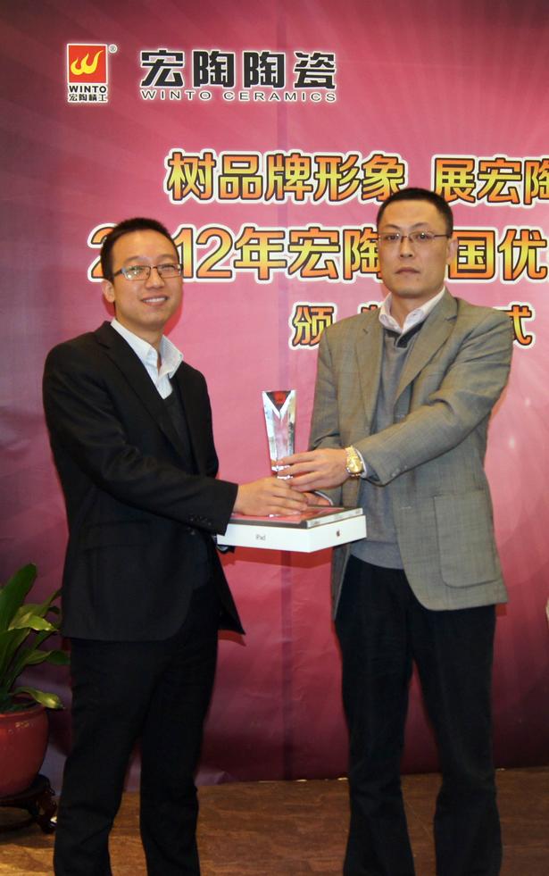 图7、pp电子游戏抛光砖销售副总张彦为山东青岛pp电子游戏专卖店代表颁奖
