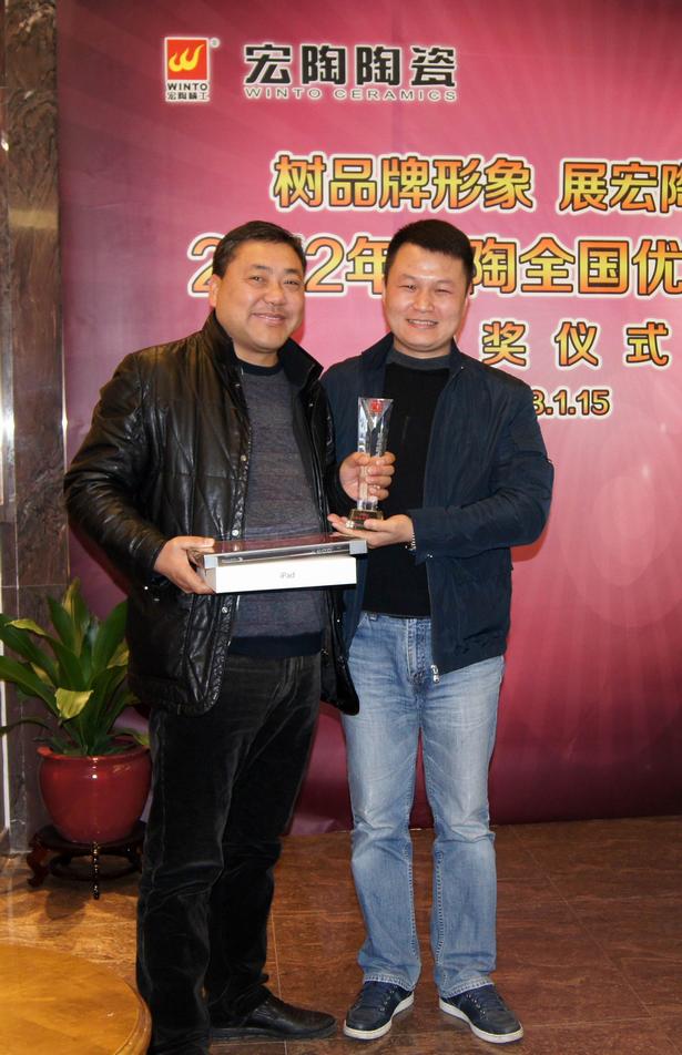 图9、pp电子游戏仿古砖销售副总为江苏常熟pp电子游戏仿古砖专卖店经销商颁奖