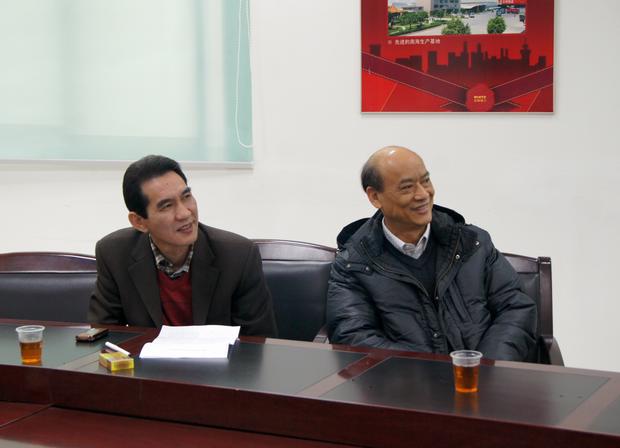 图2、企业副总欧家瑞（右一）、pp电子游戏销售总司理陆志江对参评专卖店装修效果感应知足