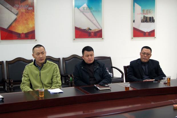 图4、pp电子游戏釉面砖销售副总王虎明(左一)、pp电子游戏仿古砖销售副总曹坚贞（中）、pp电子游戏抛光砖销售副总张彦（右一）审评会上