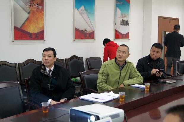 图6、寓目幻灯片的同时，pp电子游戏仿古砖副总曹坚贞（右一）特殊用手机记下专卖店装修效果的差别亮点