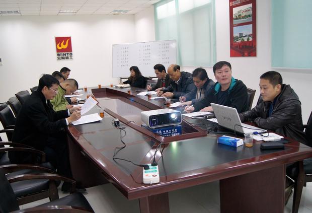 图9、评选现场，图为评委在认真审评情景