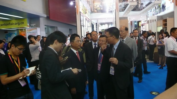 图2、国家商务部副部长蒋耀平，中国五矿化工收支口商会会长陈峰等向导一行视察中国建陶行业着名企业pp电子游戏陶瓷展位，并听取了企业出口总司理伍剑锋的汇报